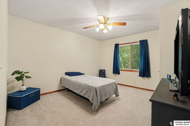 910 Hogan Drive, Papillion, NE 68046