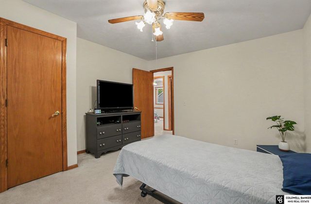 910 Hogan Drive, Papillion, NE 68046