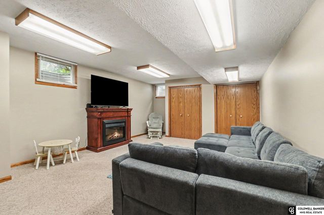 910 Hogan Drive, Papillion, NE 68046