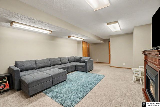910 Hogan Drive, Papillion, NE 68046