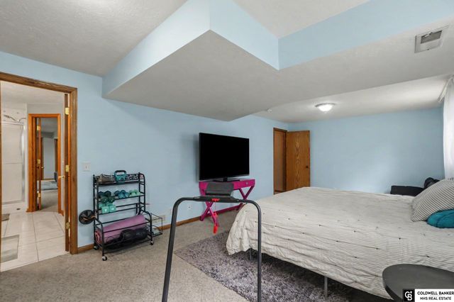 910 Hogan Drive, Papillion, NE 68046