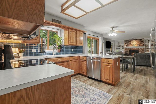 910 Hogan Drive, Papillion, NE 68046