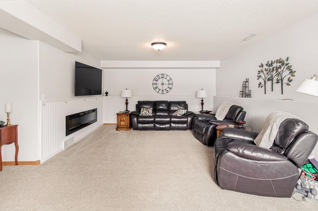 1727 37th Avenue S, Fargo, ND 58104