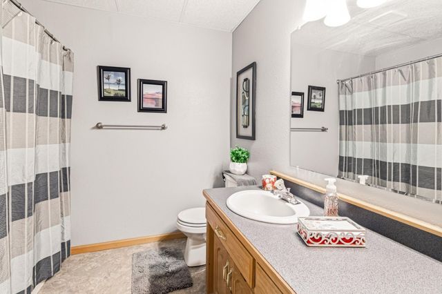 1727 37th Avenue S, Fargo, ND 58104