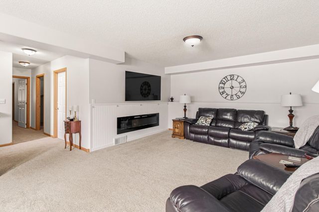 1727 37th Avenue S, Fargo, ND 58104