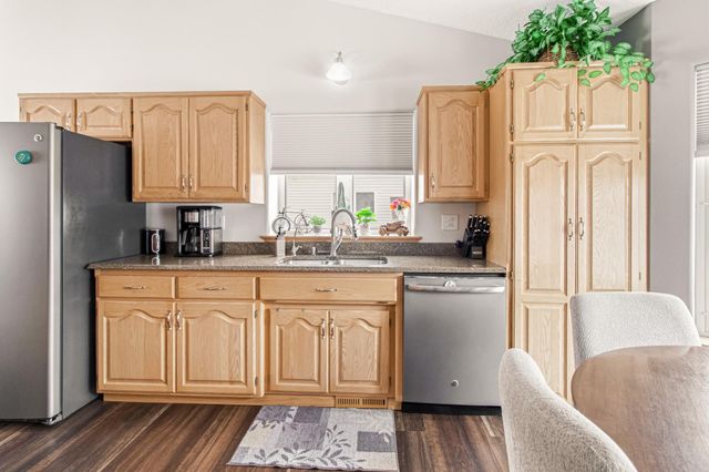 1727 37th Avenue S, Fargo, ND 58104