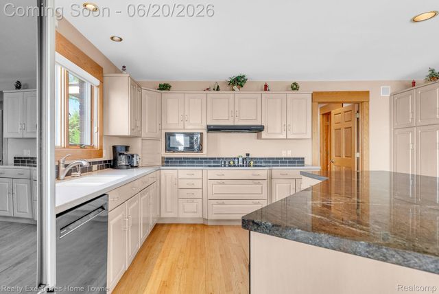 2975 Sandy Oaks Lane, Fort Gratiot Charter Township, MI 48059