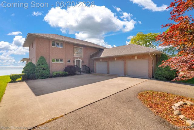 2975 Sandy Oaks Lane, Fort Gratiot Charter Township, MI 48059