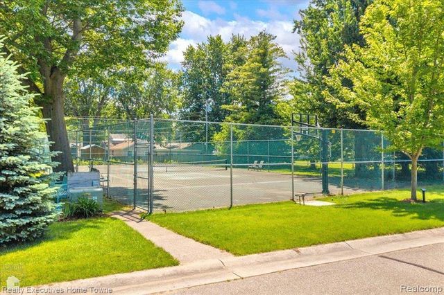 2975 Sandy Oaks Lane, Fort Gratiot Charter Township, MI 48059