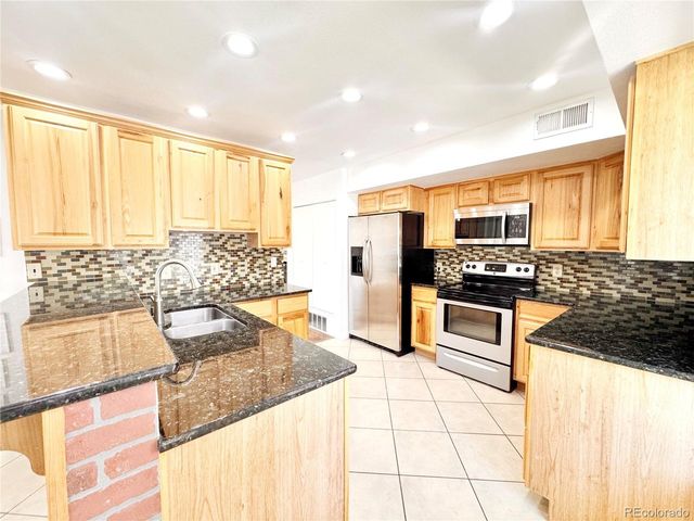 6425 S Dayton St 102, Englewood, CO 80111