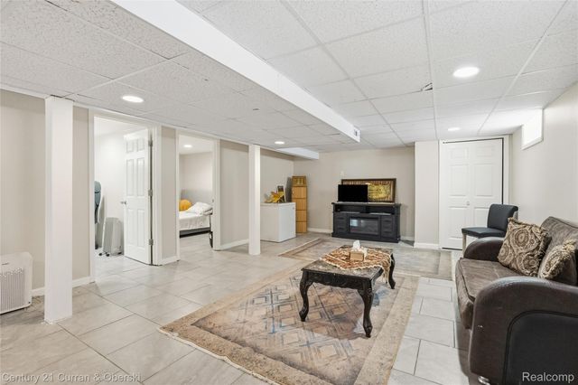 8227 Riverview Street, Dearborn Heights, MI 48127