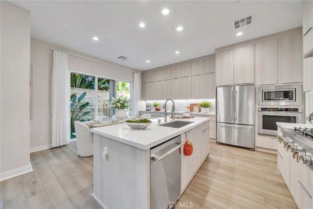 120 Parkland Alley, Lake Forest, CA 92630