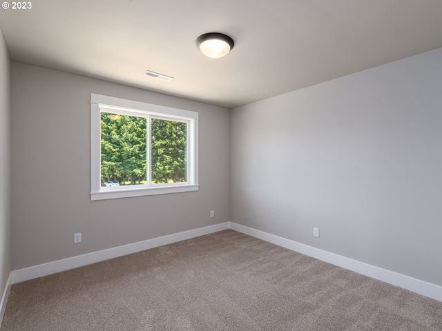 375 SUNDAY Dr, Creswell, OR 97426