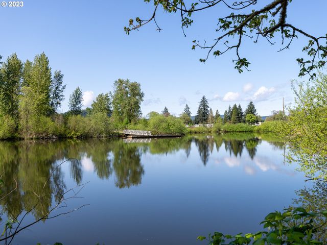 375 SUNDAY Dr, Creswell, OR 97426