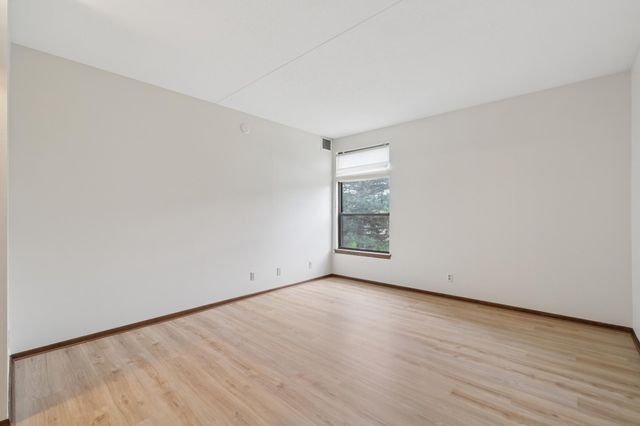 6730 Vernon Avenue S 201, Edina, MN 55436