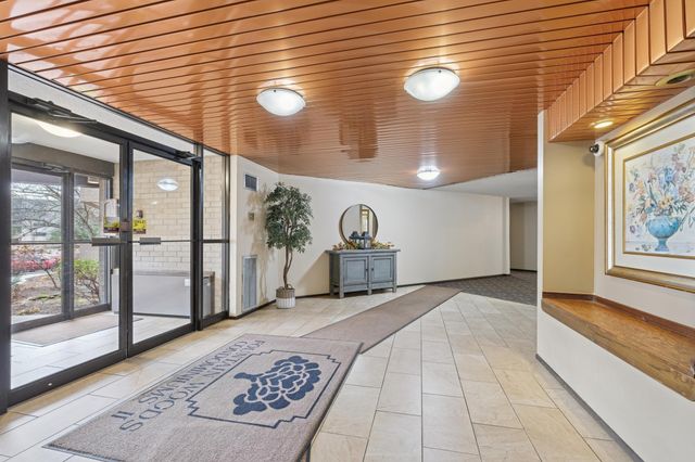 6730 Vernon Avenue S 201, Edina, MN 55436