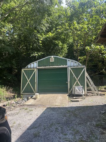 150 Amons Ln, Lafayette, TN 37083