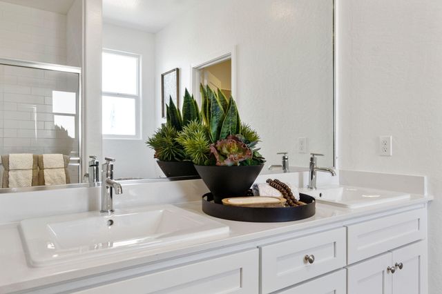 408 Vanderbilt Drive, Lemoore, CA 93245