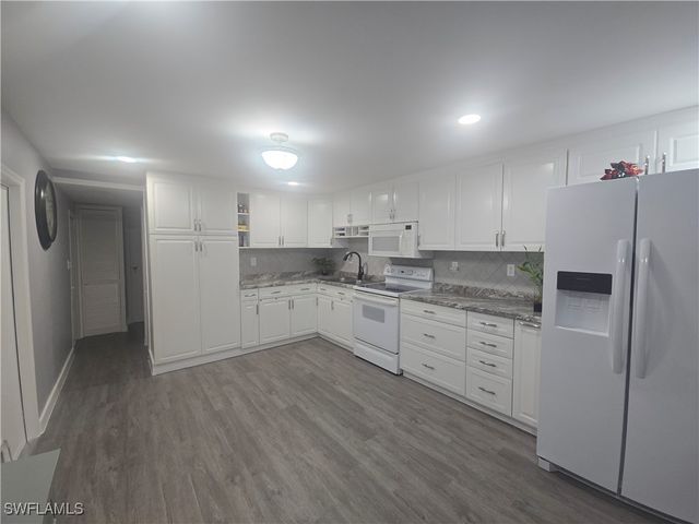 9 Moonstone CIR M9, Naples, FL 34112