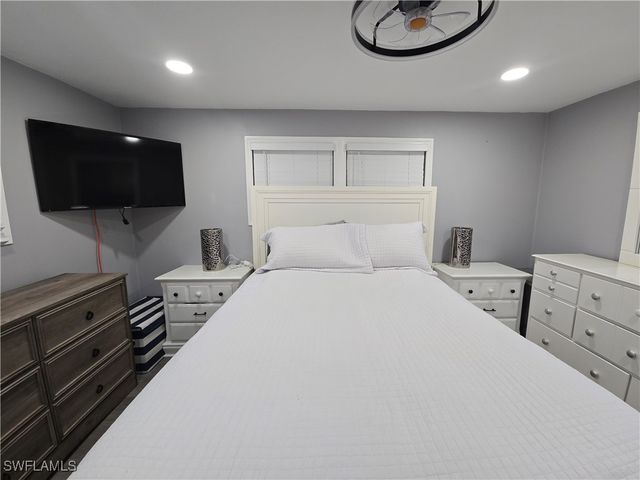 9 Moonstone CIR M9, Naples, FL 34112