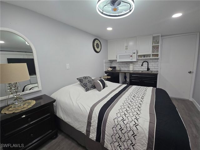 9 Moonstone CIR M9, Naples, FL 34112