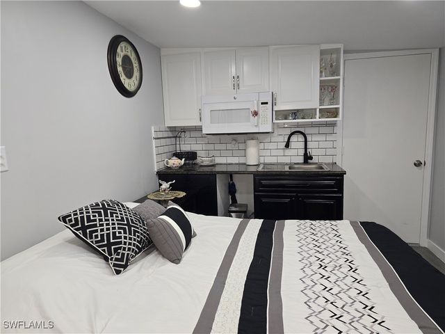 9 Moonstone CIR M9, Naples, FL 34112