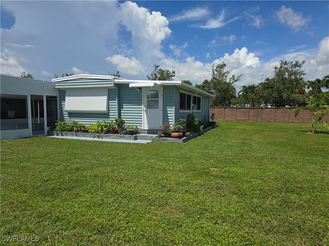 9 Moonstone CIR M9, Naples, FL 34112