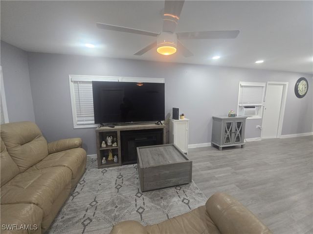 9 Moonstone CIR M9, Naples, FL 34112