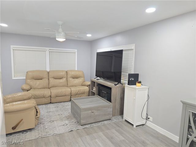 9 Moonstone CIR M9, Naples, FL 34112