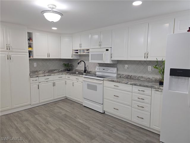 9 Moonstone CIR M9, Naples, FL 34112