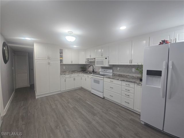 9 Moonstone CIR M9, Naples, FL 34112