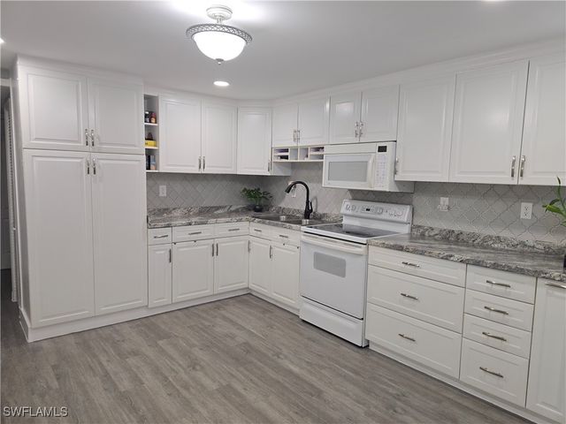 9 Moonstone CIR M9, Naples, FL 34112