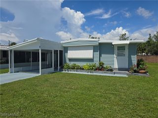 9 Moonstone CIR M9, Naples, FL 34112