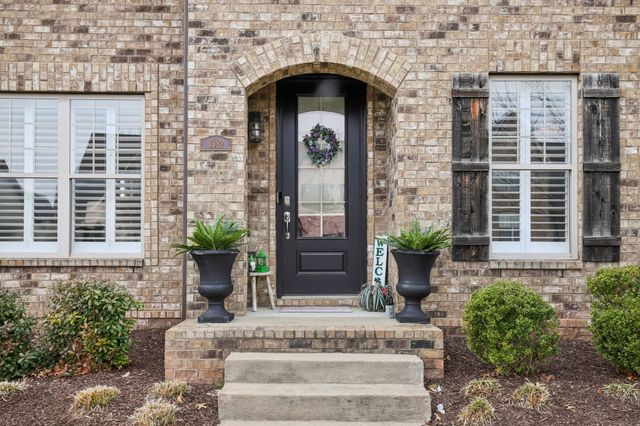 1082 N McMahan Dr, Gallatin, TN 37066