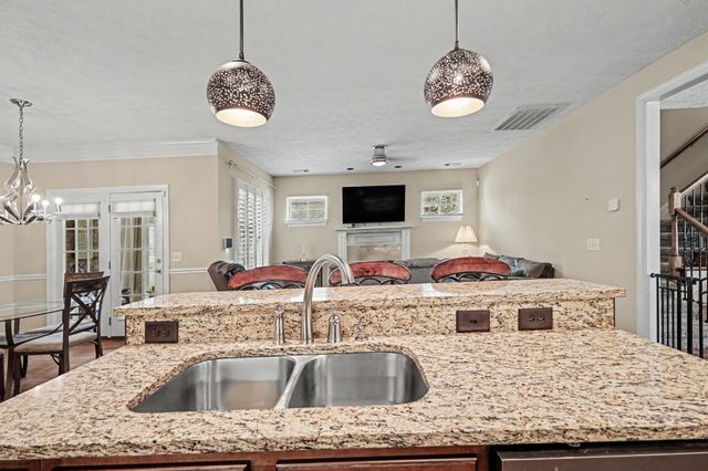 1082 N McMahan Dr, Gallatin, TN 37066