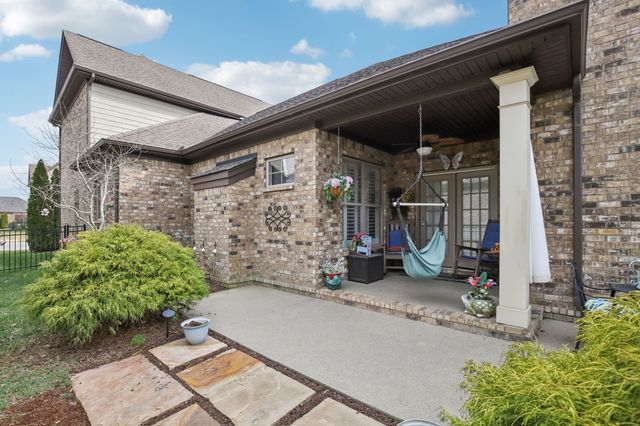 1082 N McMahan Dr, Gallatin, TN 37066