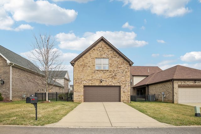 1082 N McMahan Dr, Gallatin, TN 37066