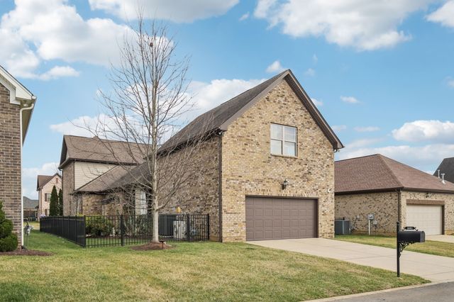 1082 N McMahan Dr, Gallatin, TN 37066