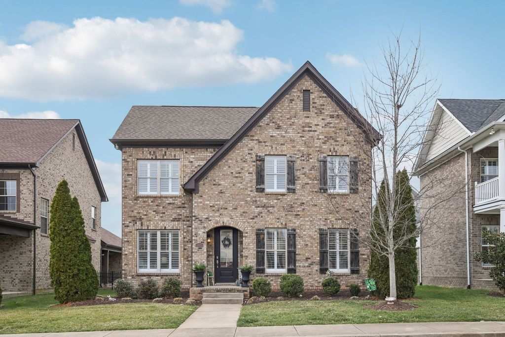 1082 N McMahan Dr, Gallatin, TN 37066