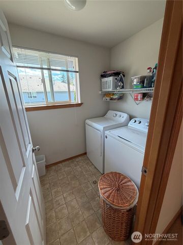 22615 W 44th Ave, Mountlake Terrace, WA 98043