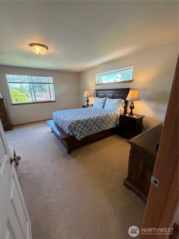 22615 W 44th Ave, Mountlake Terrace, WA 98043