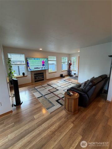 22615 W 44th Ave, Mountlake Terrace, WA 98043