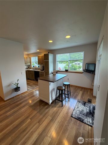 22615 W 44th Ave, Mountlake Terrace, WA 98043