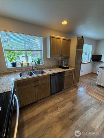22615 W 44th Ave, Mountlake Terrace, WA 98043