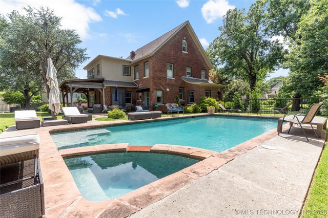 2261 S Terwilleger Boulevard, Tulsa, OK 74114