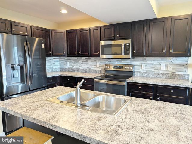 327 MELBOURNE LANE, Mechanicsburg, PA 17055