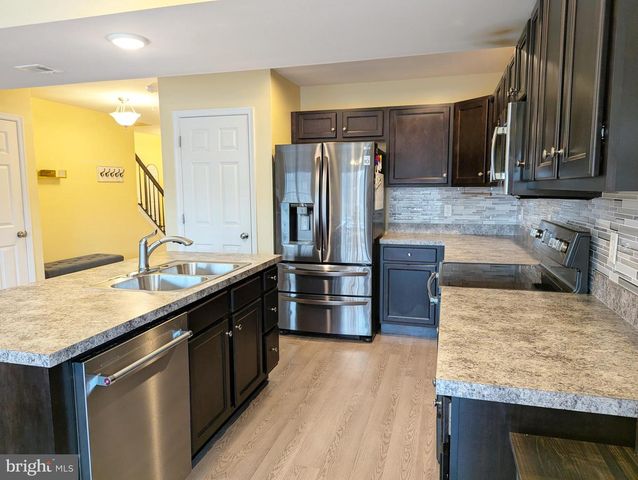 327 MELBOURNE LANE, Mechanicsburg, PA 17055