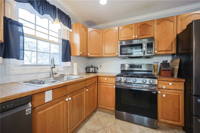 30 SOWAMS Drive, Bristol, RI 02809