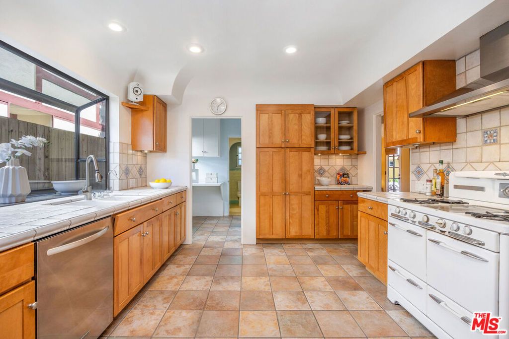 Image 10 of property listing at 6501 Whitworth Drive, Los Angeles, CA 90035