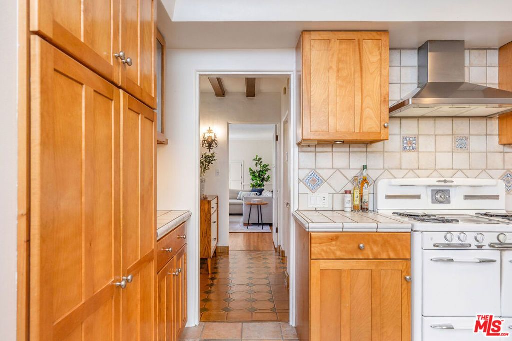Image 12 of property listing at 6501 Whitworth Drive, Los Angeles, CA 90035